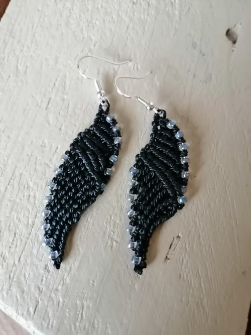 Boucles d'oreille ailes d'ange, micro macramé noir et perles de rocaille.
