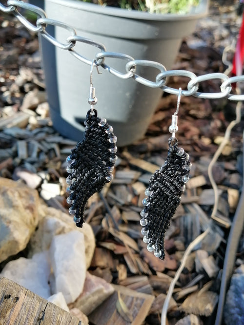 Boucles d'oreille ailes d'ange, micro macramé noir et perles de rocaille.