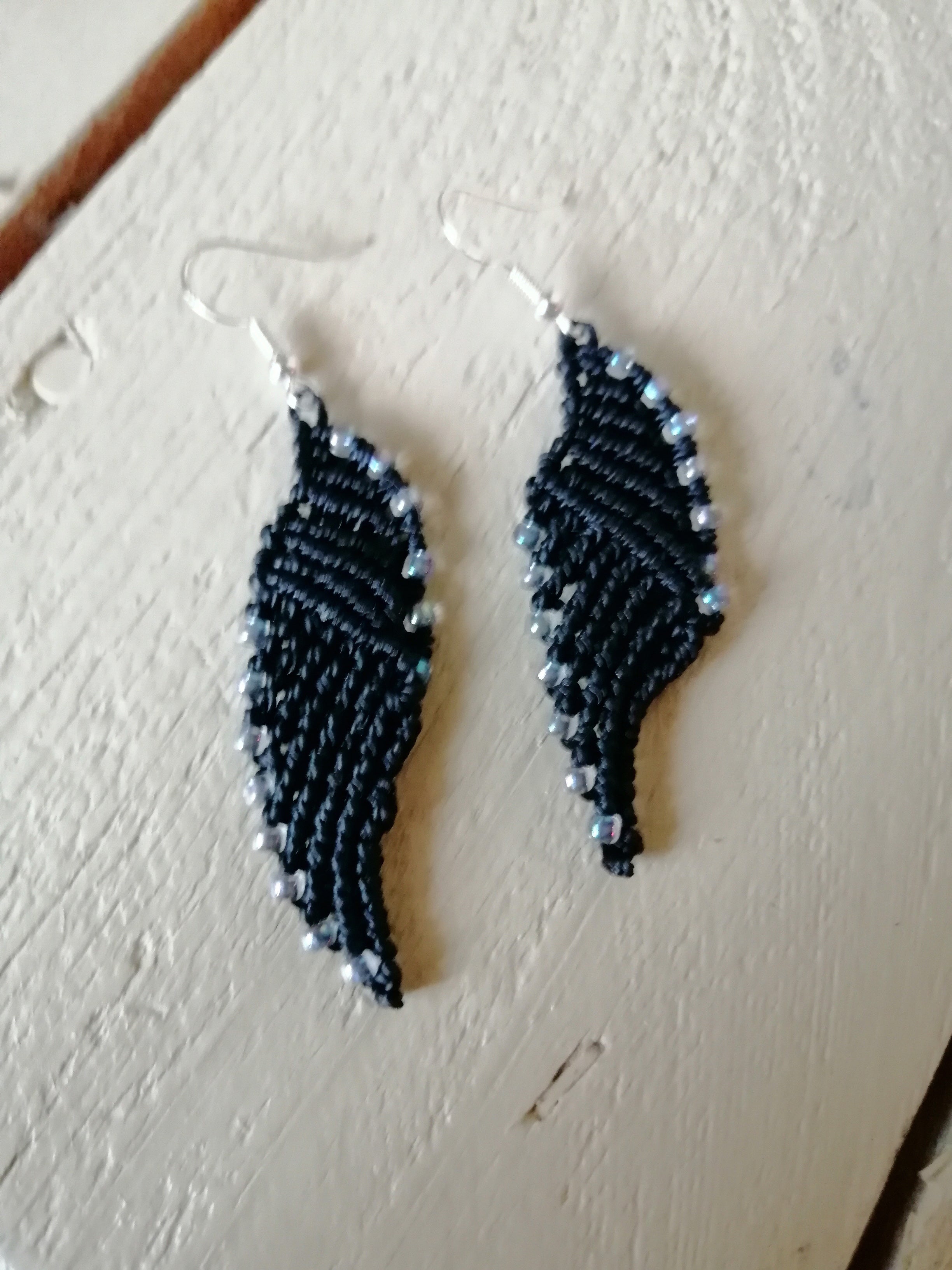 Boucles d'oreille ailes d'ange, micro macramé noir et perles de rocaille.