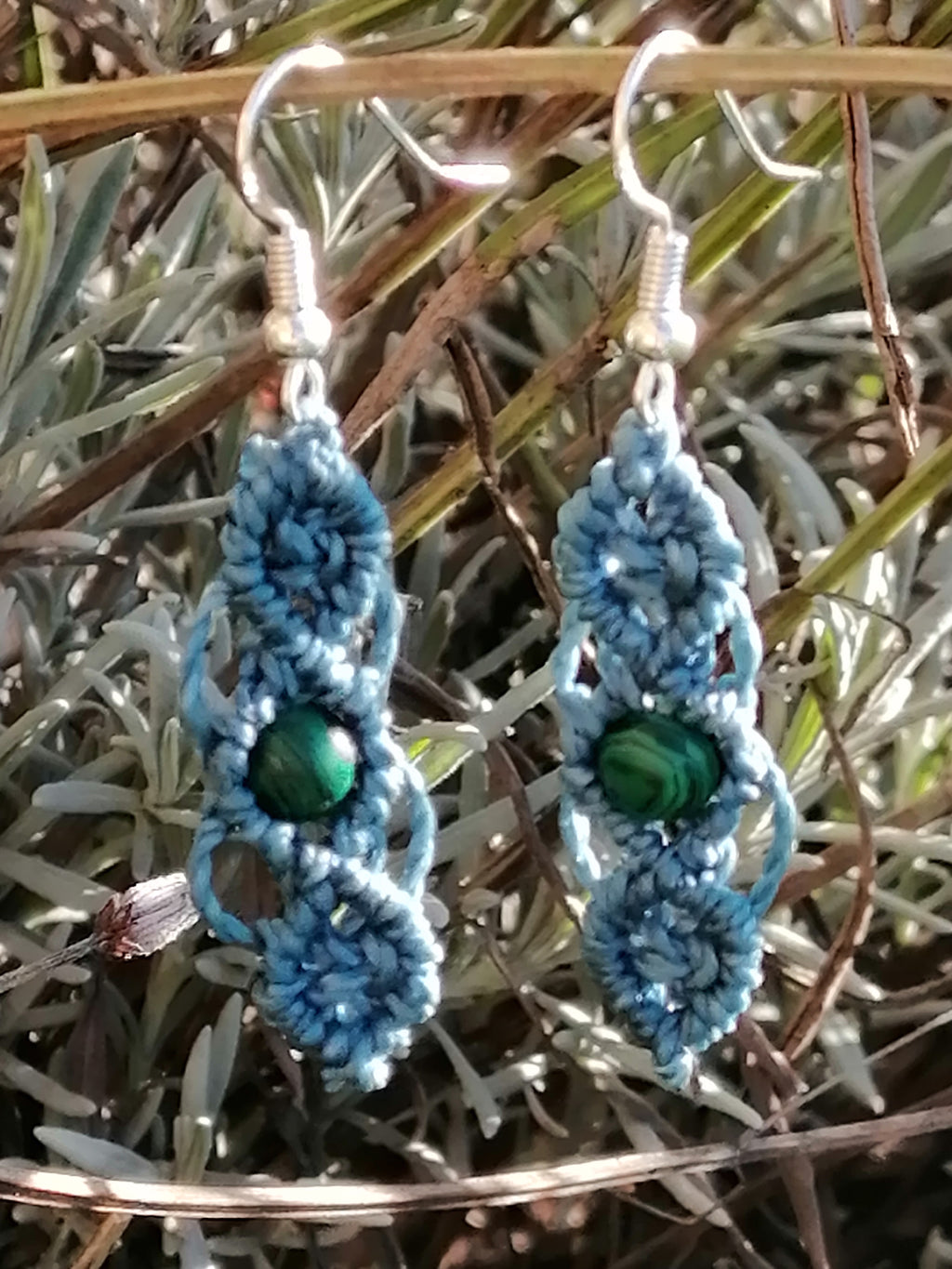 Boucle d'oreille en micro macramé, de couleur bleu canard, avec une perle de malachite de 6 mm.