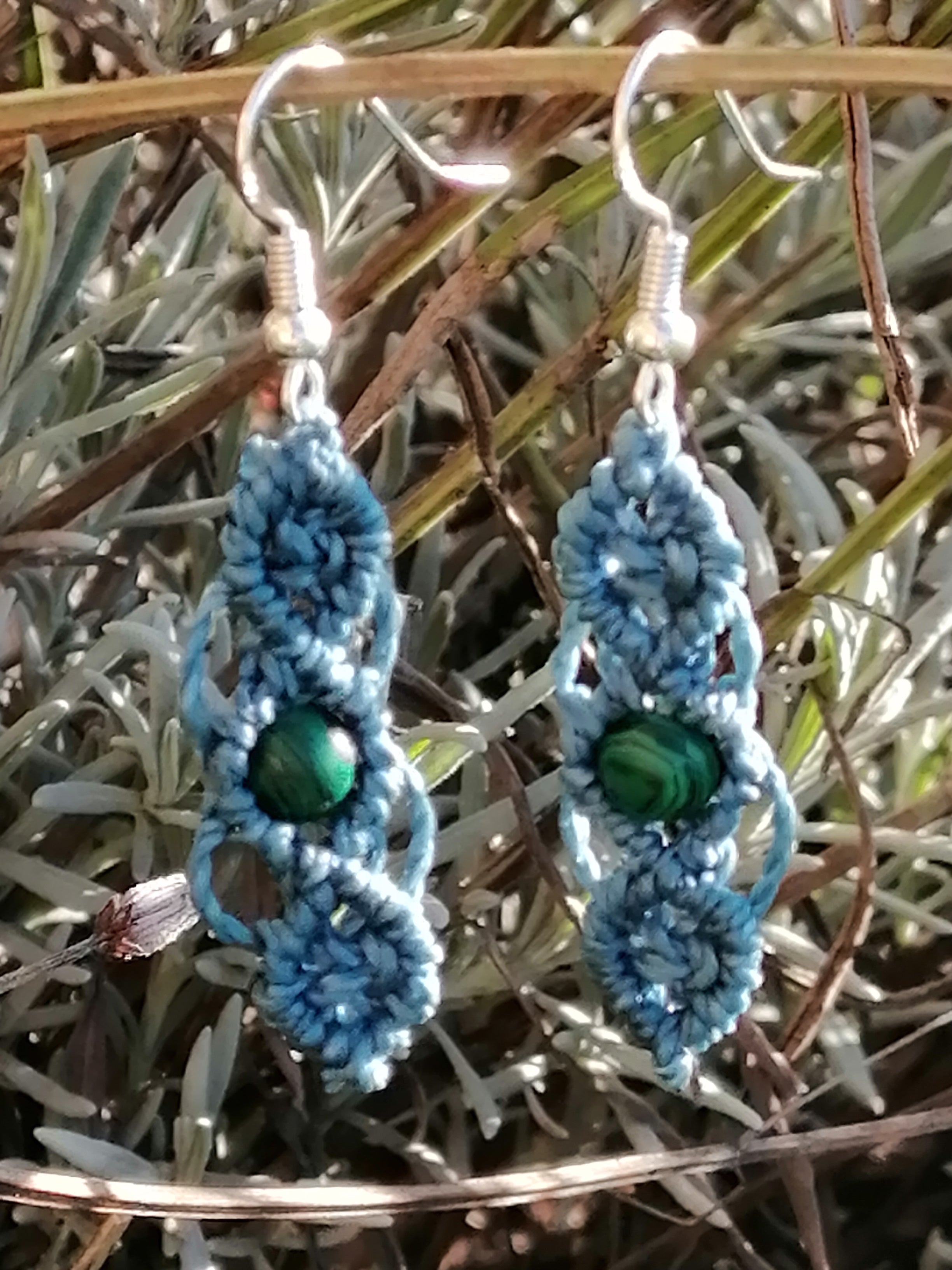 Boucle d'oreille en micro macramé, de couleur bleu canard, avec une perle de malachite de 6 mm.
