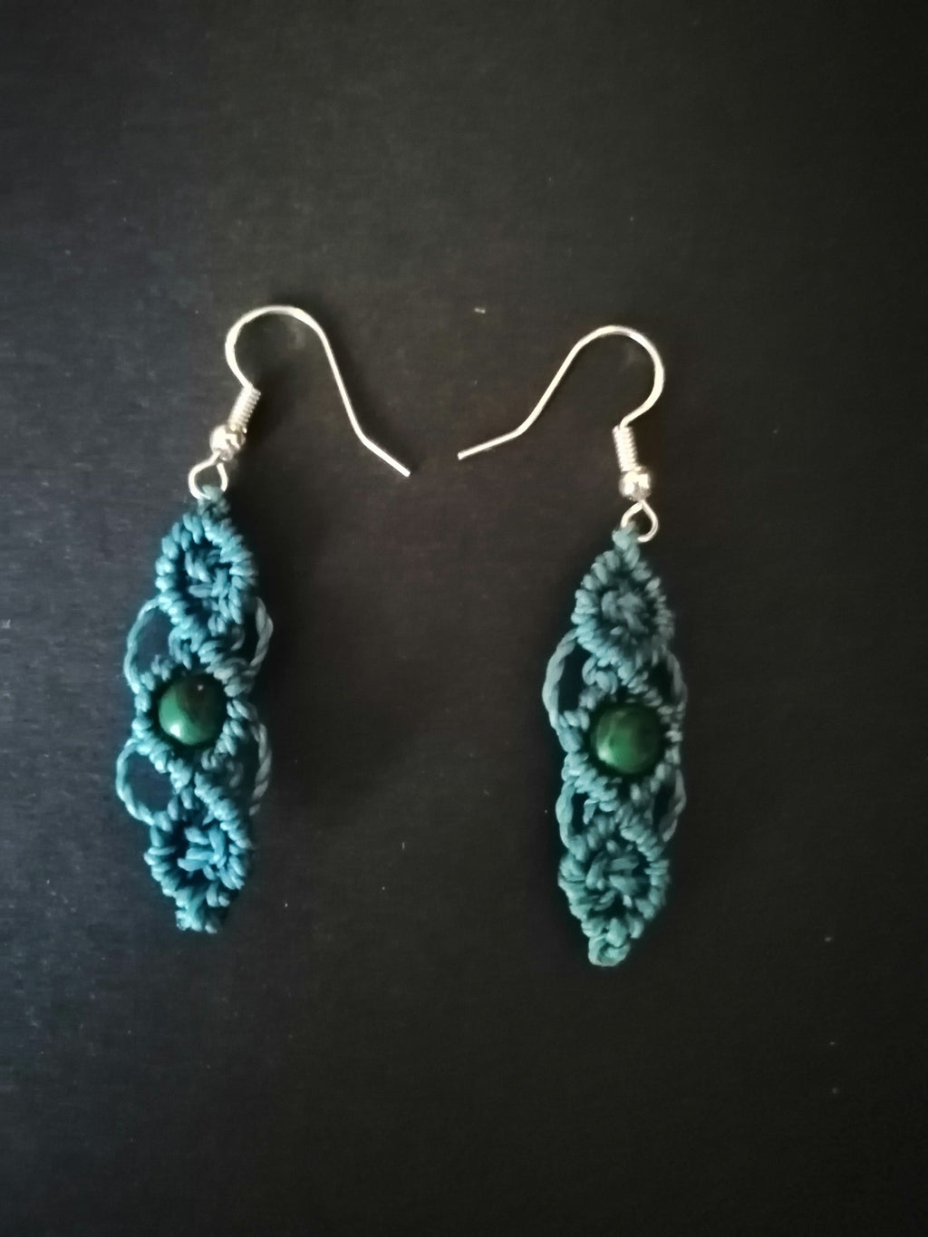 Boucle d'oreille en micro macramé, de couleur bleu canard, avec une perle de malachite de 6 mm.