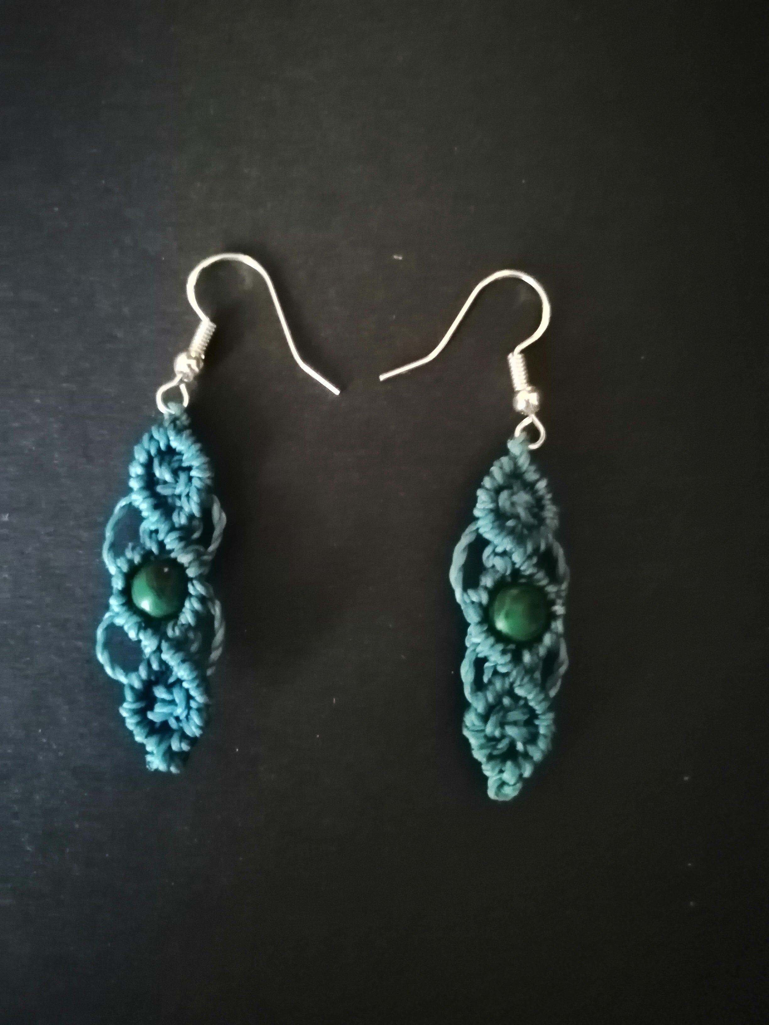 Boucle d'oreille en micro macramé, de couleur bleu canard, avec une perle de malachite de 6 mm.