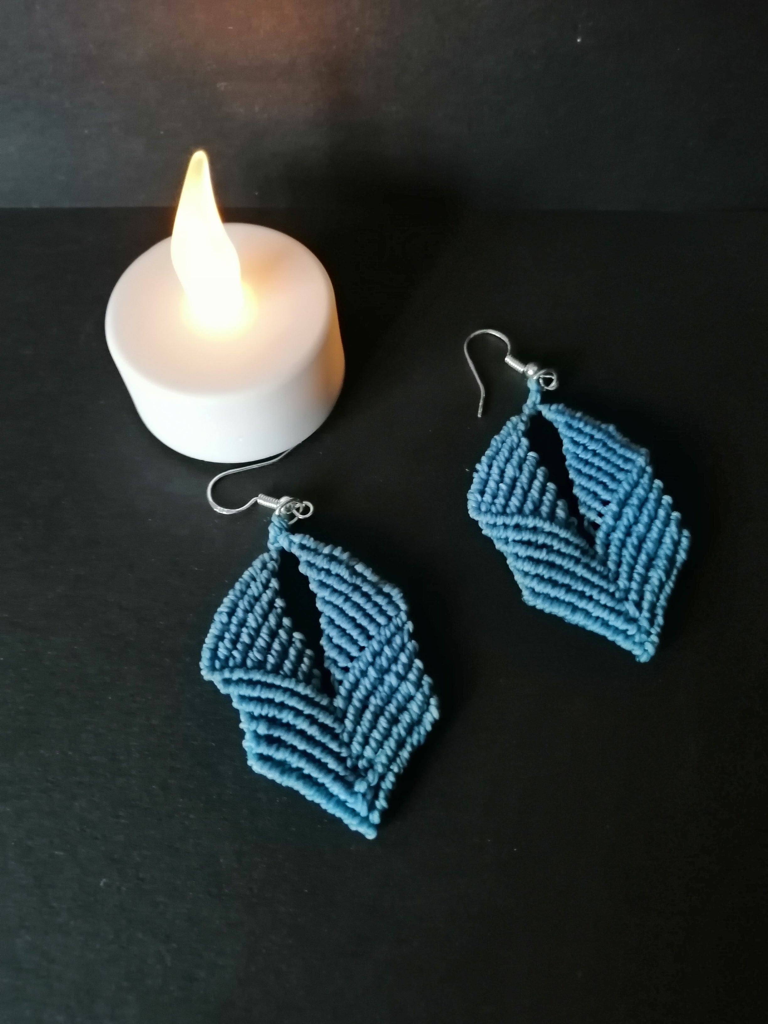 Boucles d'oreille micro macramé bleu ciel