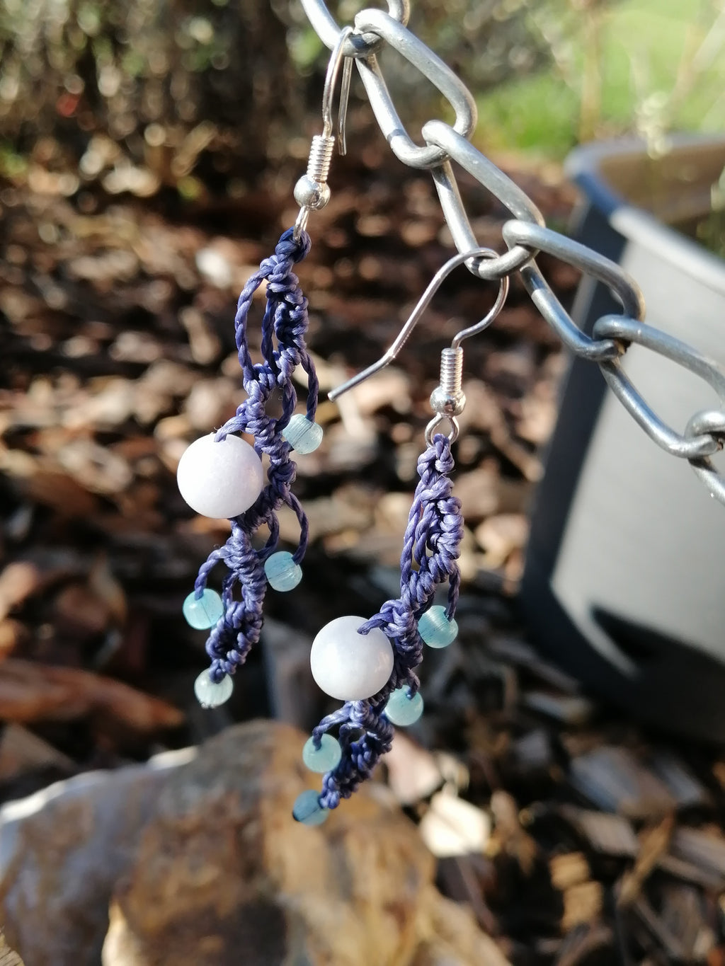 Boucles d'oreilles en micro macramé, longues, perles en aigue marine.