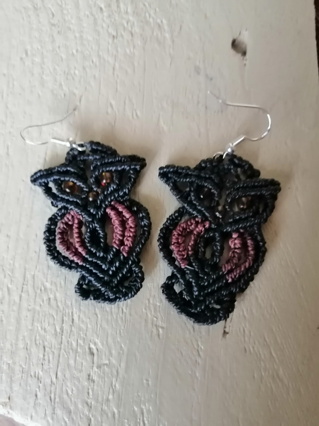 Boucle d'oreille hibou, noir et chocolat, avec perles de rocaille pour les yeux. 