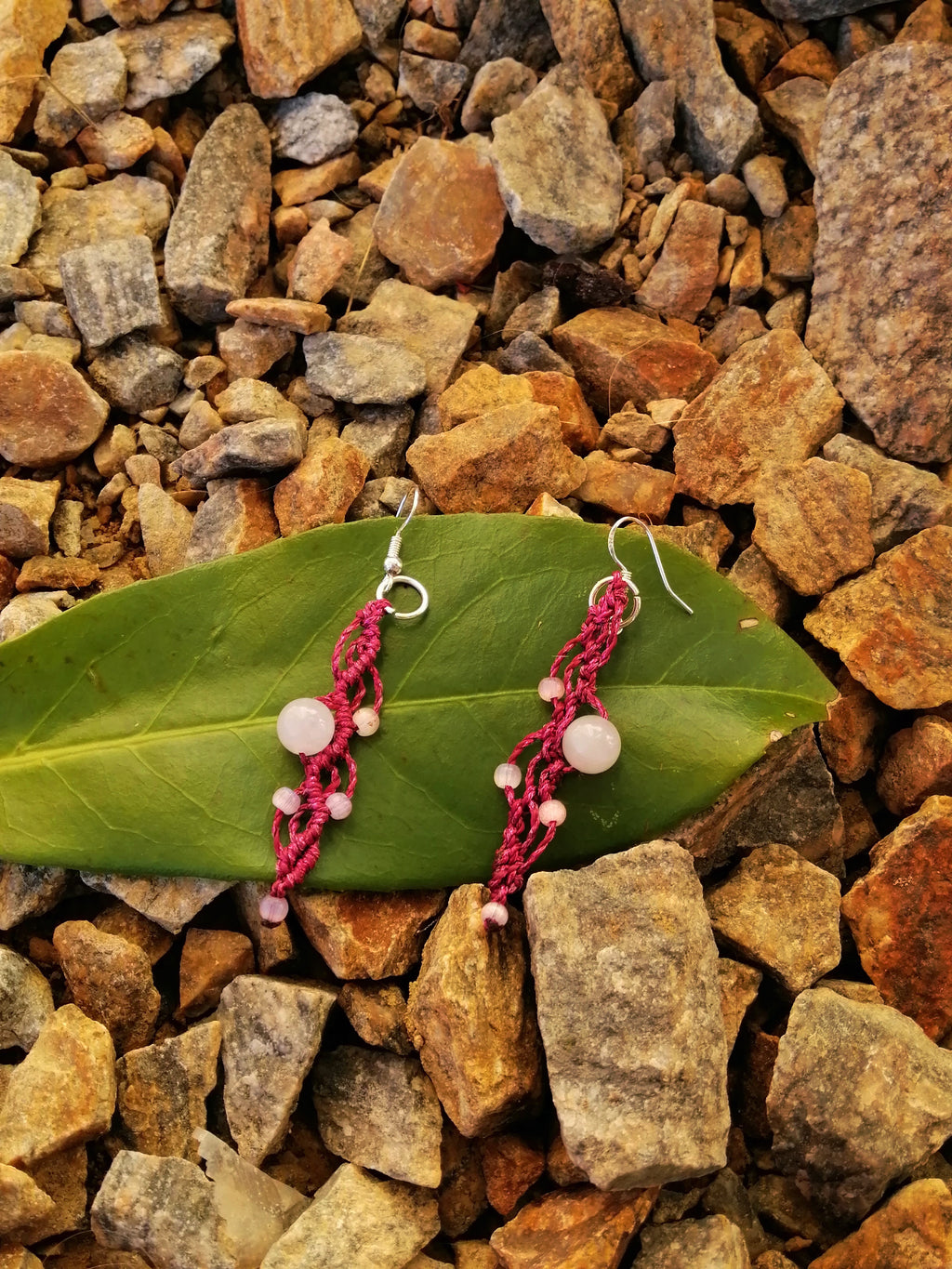 Boucles d'oreilles longues, rose foncé pailleté et perles en quartz rose.
