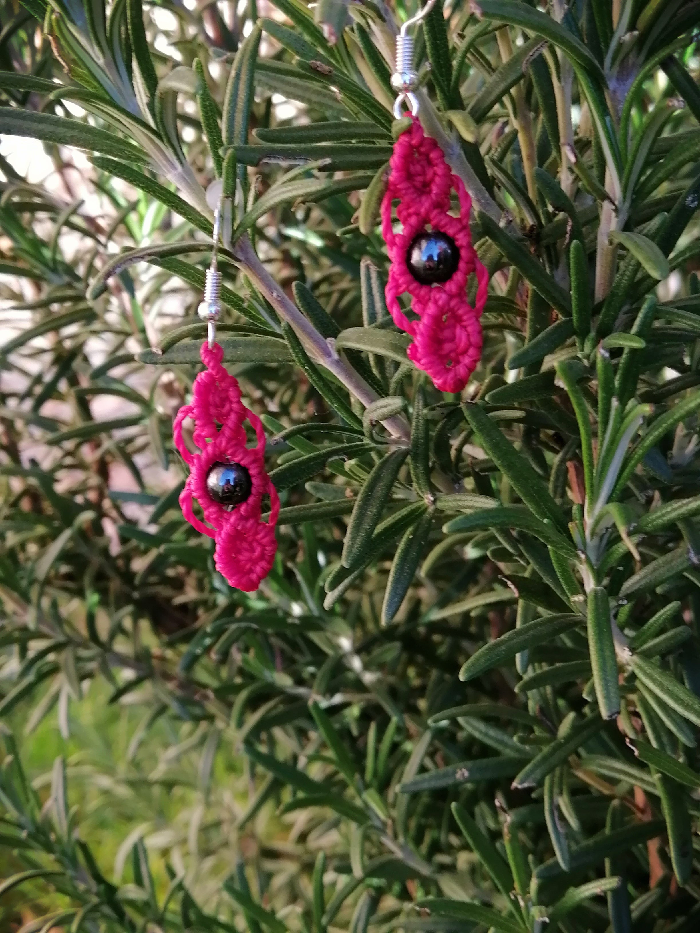 Boucles d'oreille de couleur rouge foncé avec un perle d'hématite