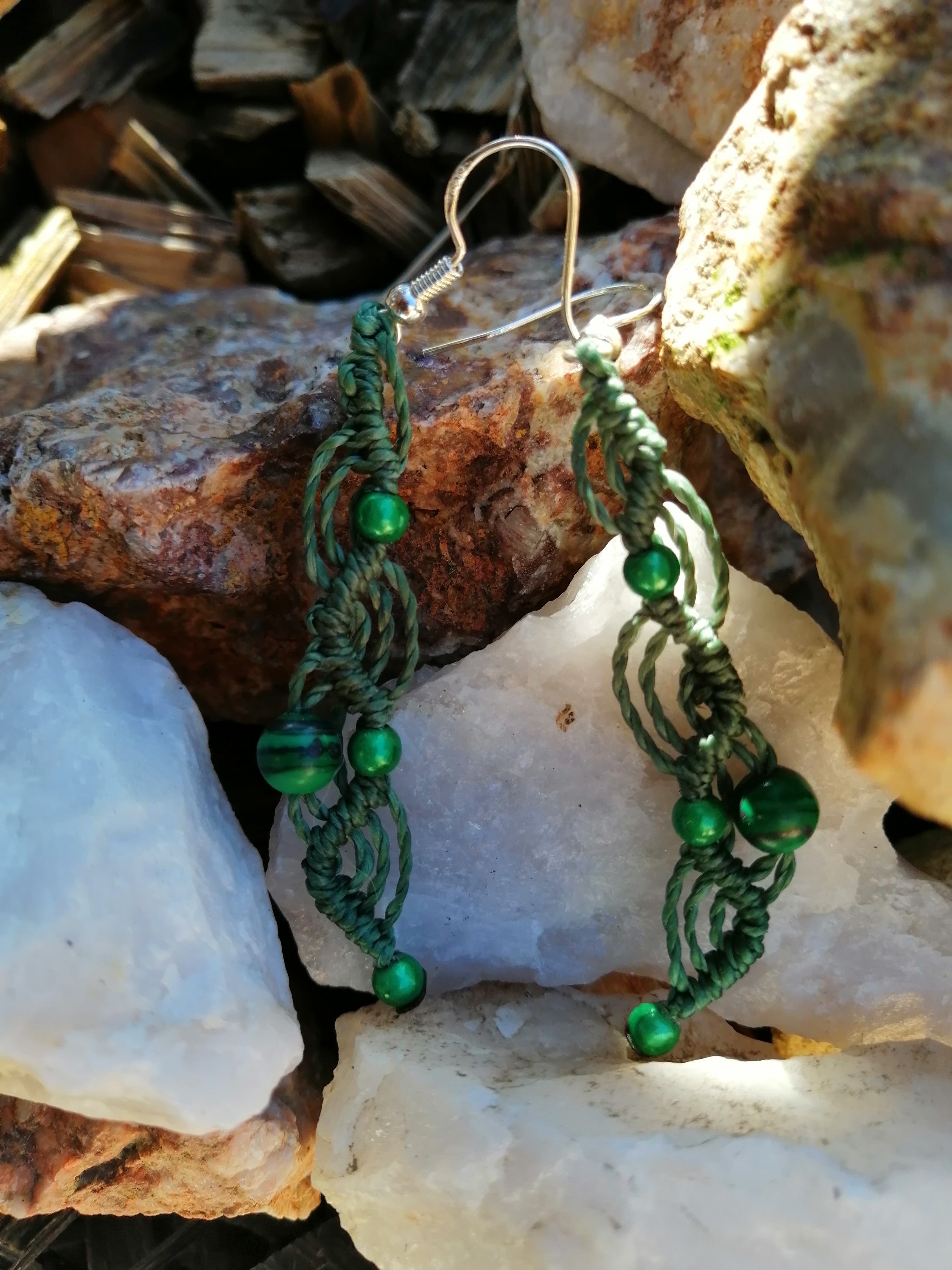 Boucle d'oreille en micro macramé vert et malachite.