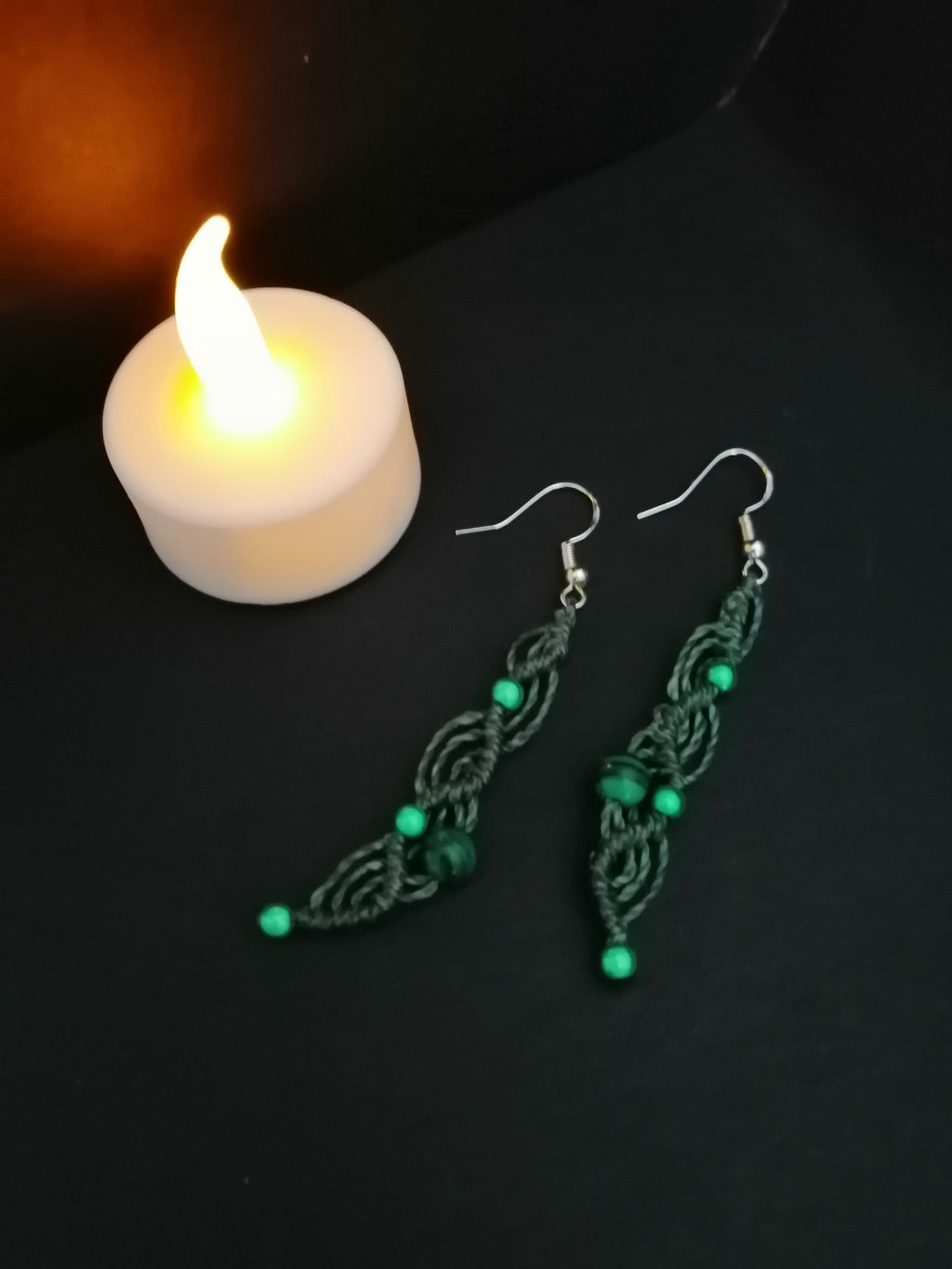 Boucle d'oreille en micro macramé vert et malachite.