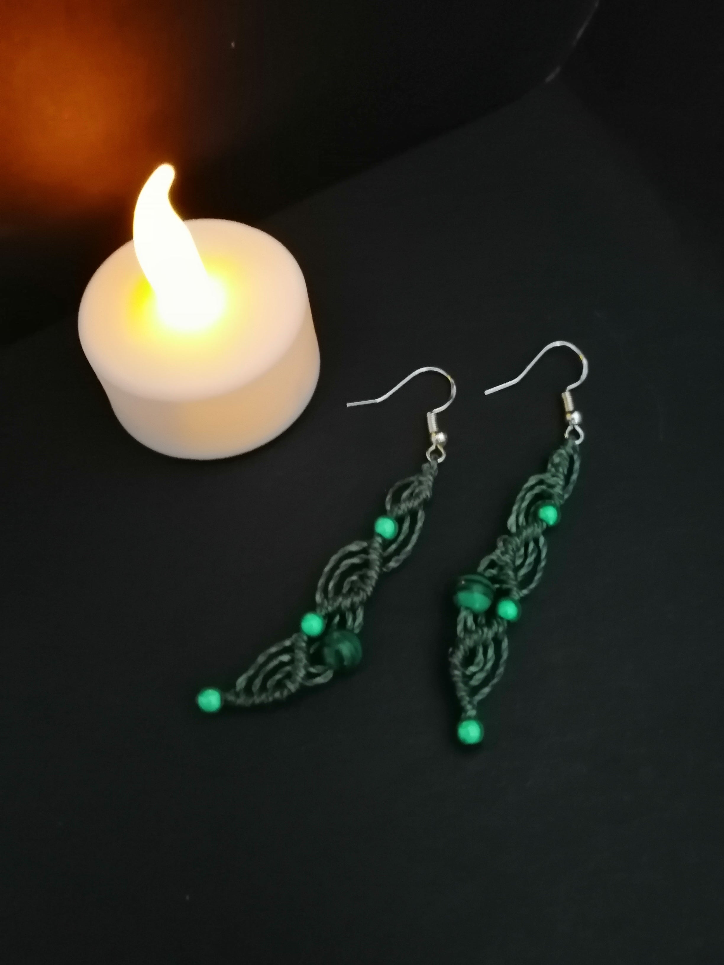 Boucle d'oreille en micro macramé vert et malachite.