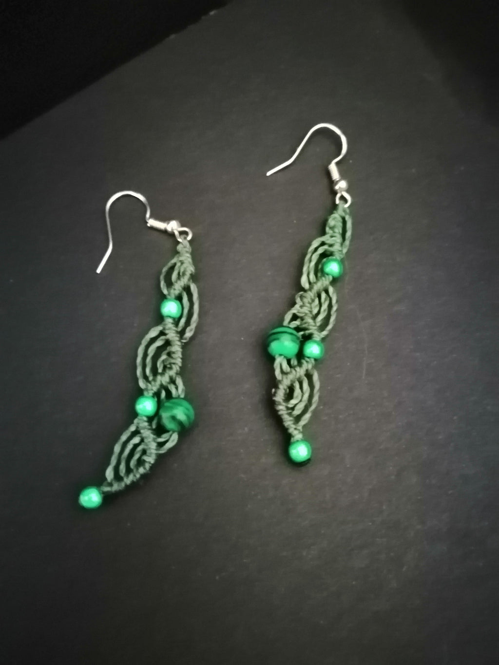 Boucle d'oreille en micro macramé vert et malachite. Inspiration nature, celtique, irlande.