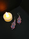 Boucles d'oreille, deux perles bleue, micro macramé rose