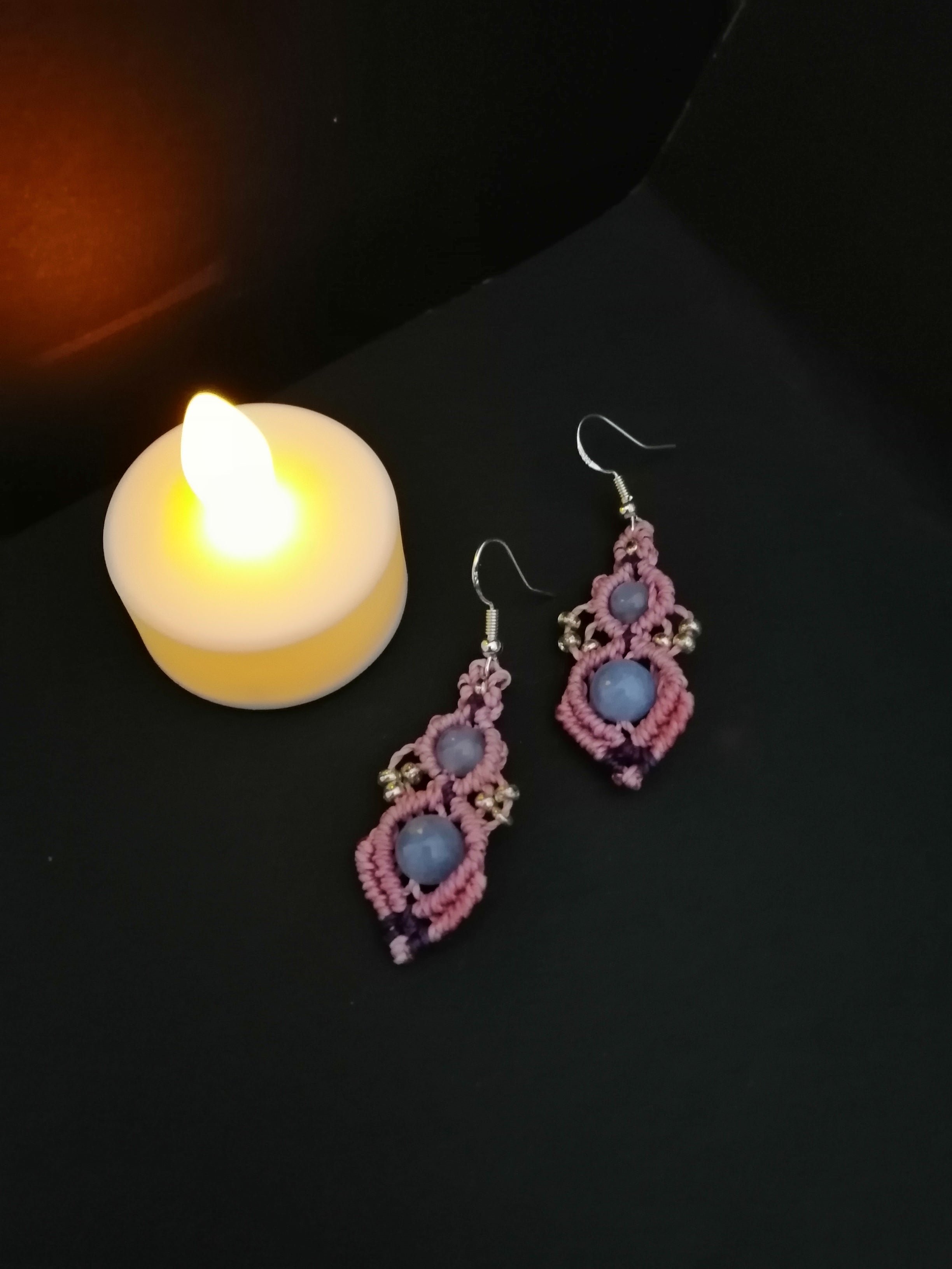 Boucles d'oreille, deux perles bleue, micro macramé rose