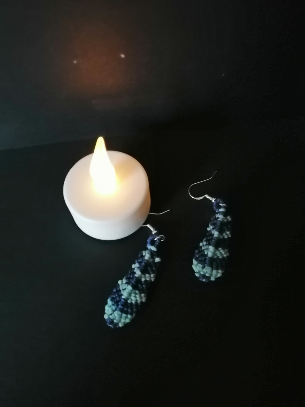 Boucle d'oreille plume, en micro macramé bleu et azur