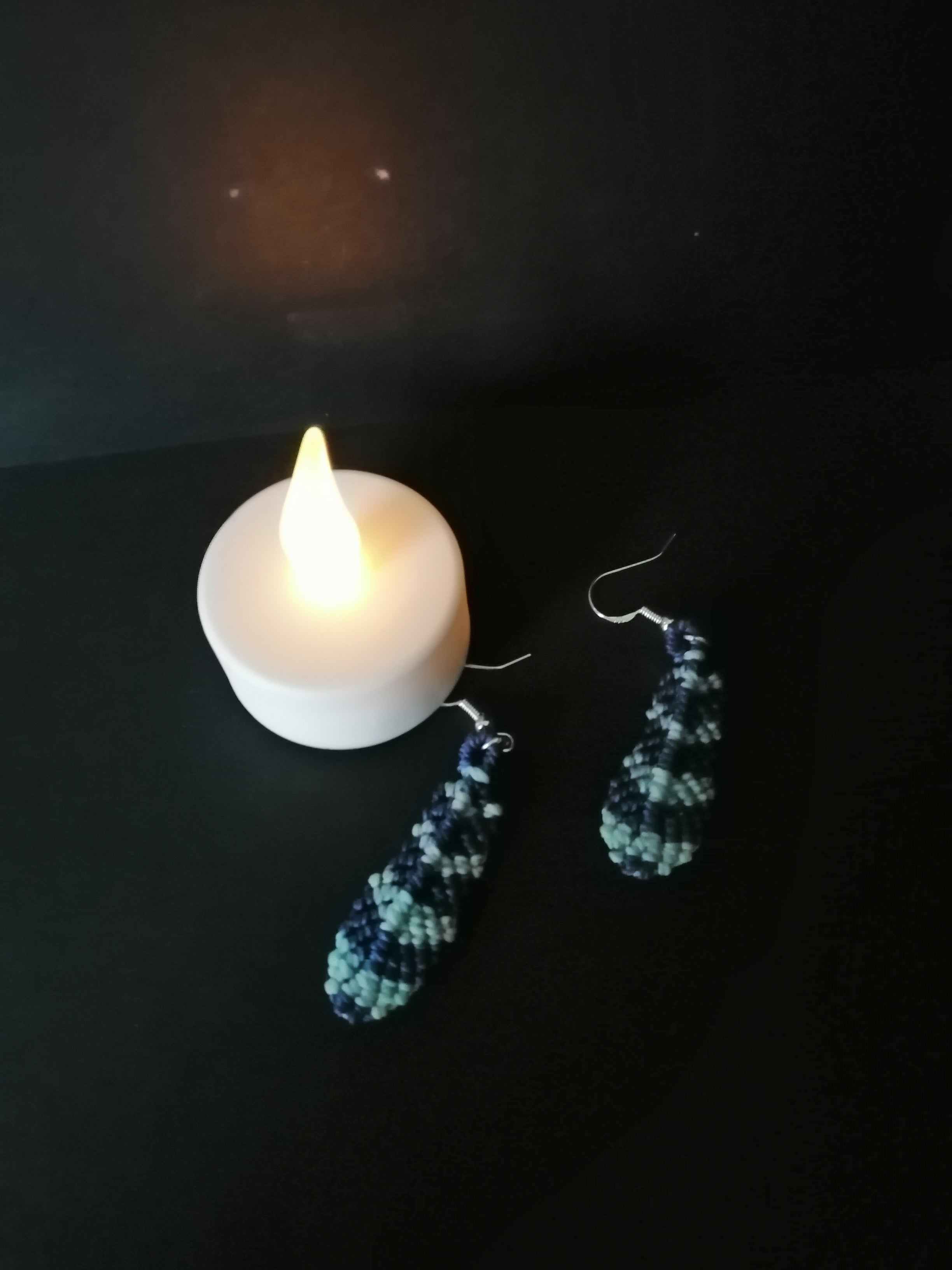 Boucle d'oreille plume, en micro macramé bleu et azur