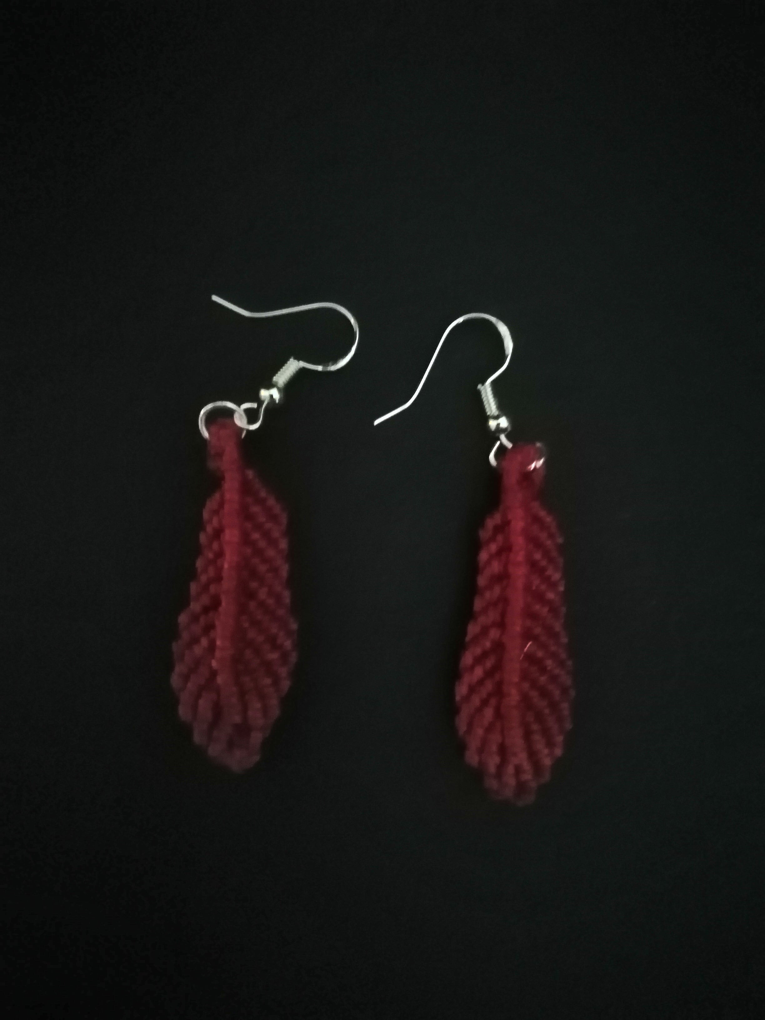 Boucle d'oreille plume, en micro macramé rouge