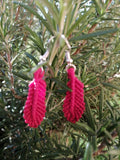 Boucle d'oreille plume, en micro macramé rouge