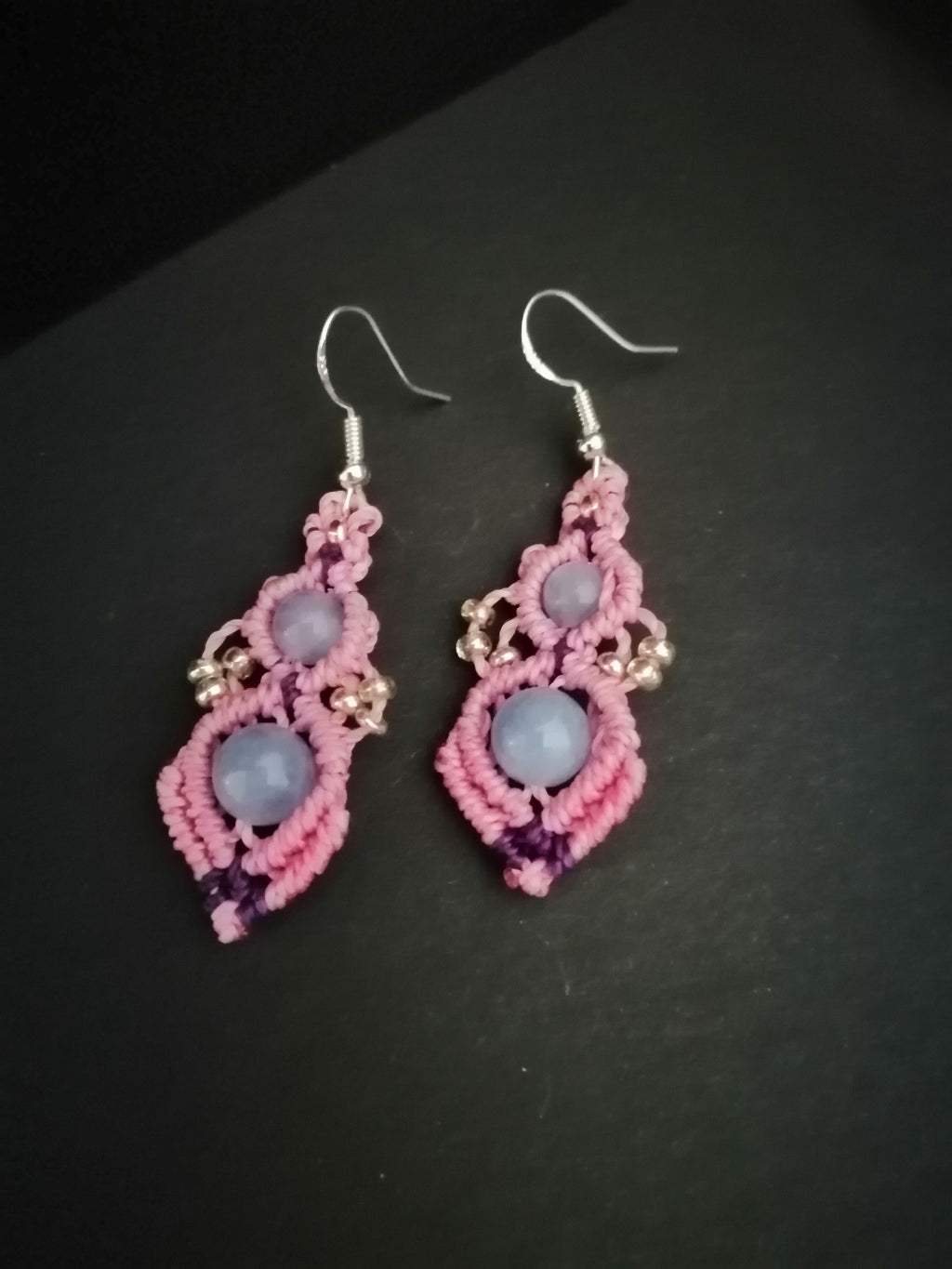Boucles d'oreille, deux perles bleue, micro macramé rose
