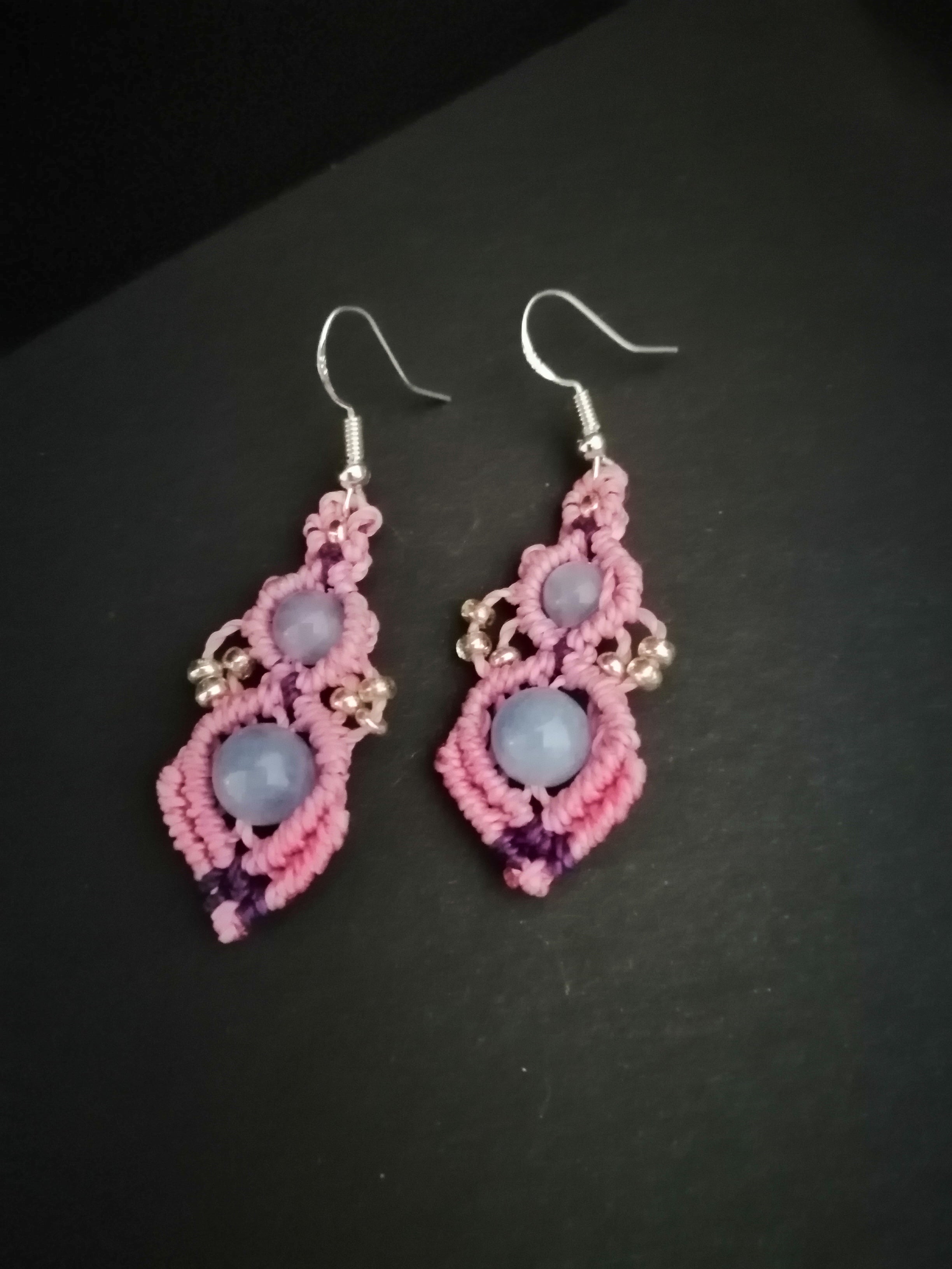 Boucles d'oreille, deux perles bleue, micro macramé rose