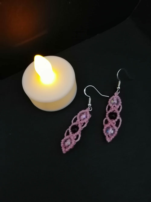 Boucles d'oreille couleur bois de rose aves trois perles en acrylique.