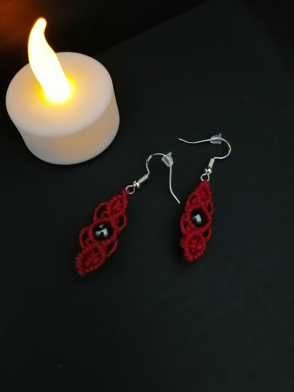 Boucles d'oreille de couleur rouge foncé avec un perle d'hématite