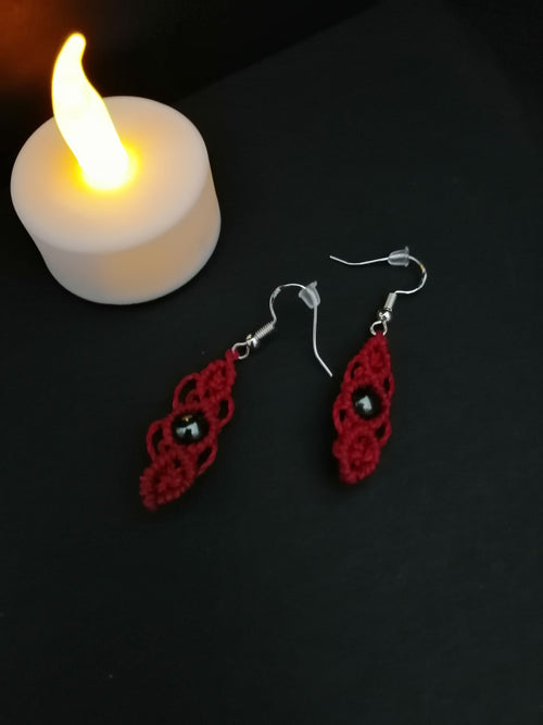 Boucles d'oreille de couleur rouge foncé avec un perle d'hématite