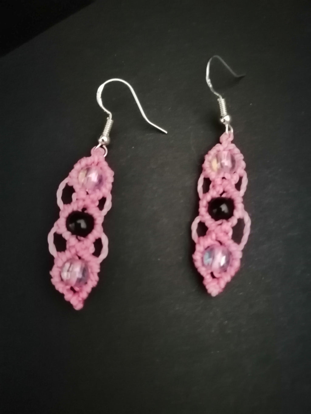 Boucles d'oreille couleur bois de rose aves trois perles en acrylique.