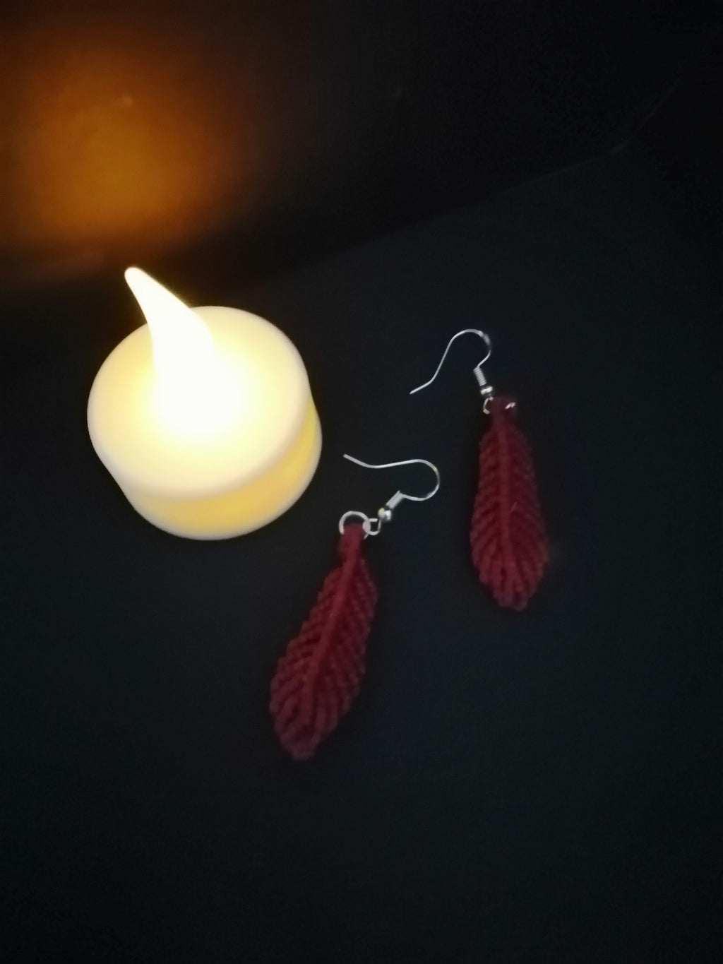 Boucle d'oreille plume, en micro macramé rouge