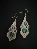 Boucle d'oreille rose en micro-macramé