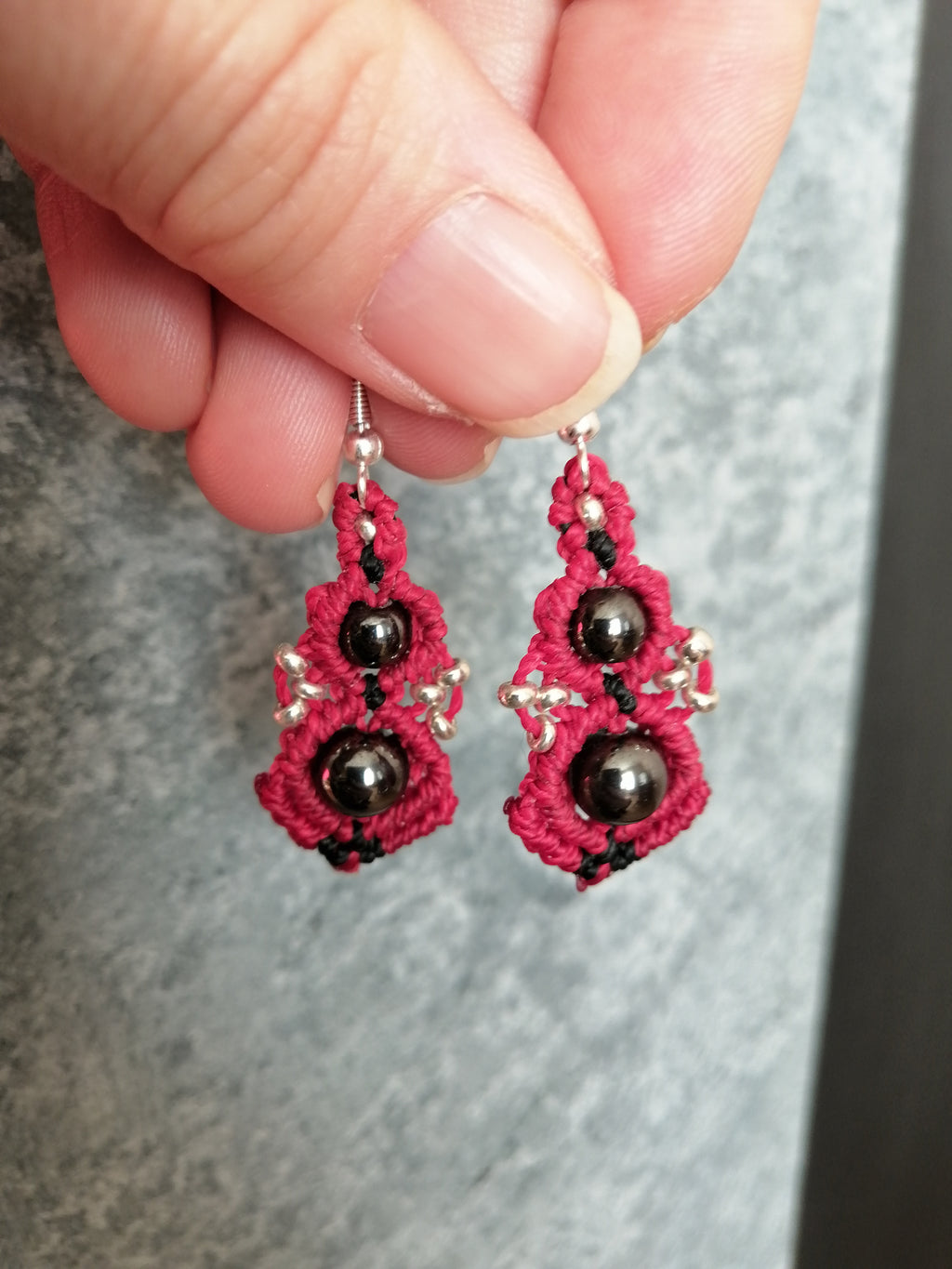 Boucles d'oreille rouge foncé avec 2 perles d'hématite