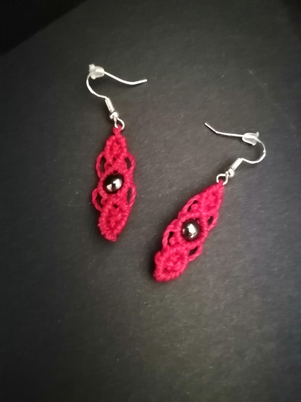Boucles d'oreille de couleur rouge foncé avec un perle d'hématite