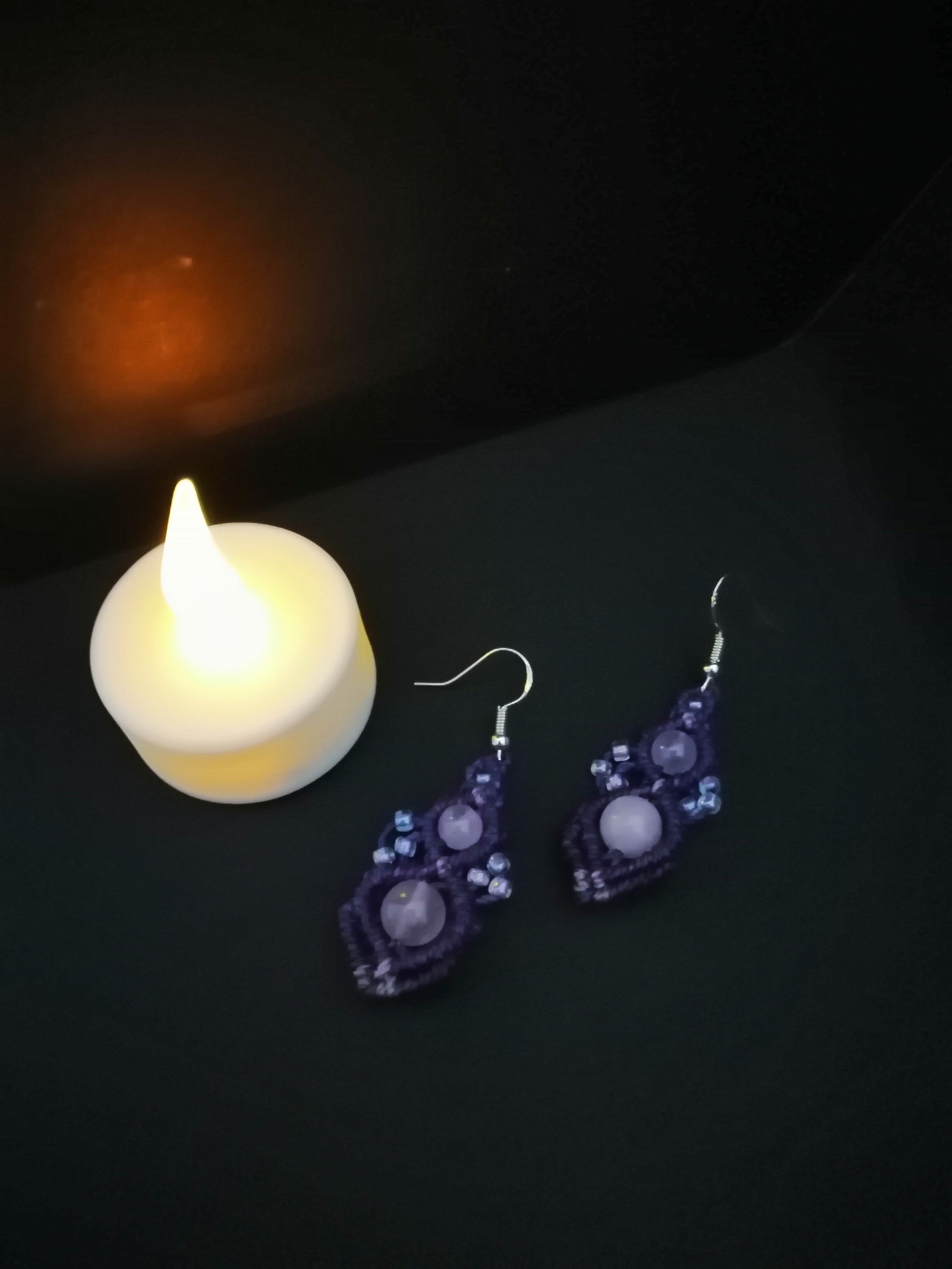 Boucles d'oreille en micro macramé violet et perle en quartz rose.