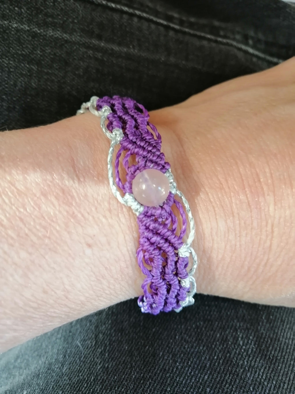 bracelet modèle @solyluna tissé a la main en micro macramé de couleur violet et argenté avec une perle en quartz rose.