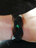 bracelet tissé a la main en micro macramé de couleur noir avec une perle en malachite.