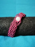 bracelet modèle @solyluna tissé a la main en micro macramé de couleur prune avec une perle en quartz rose.