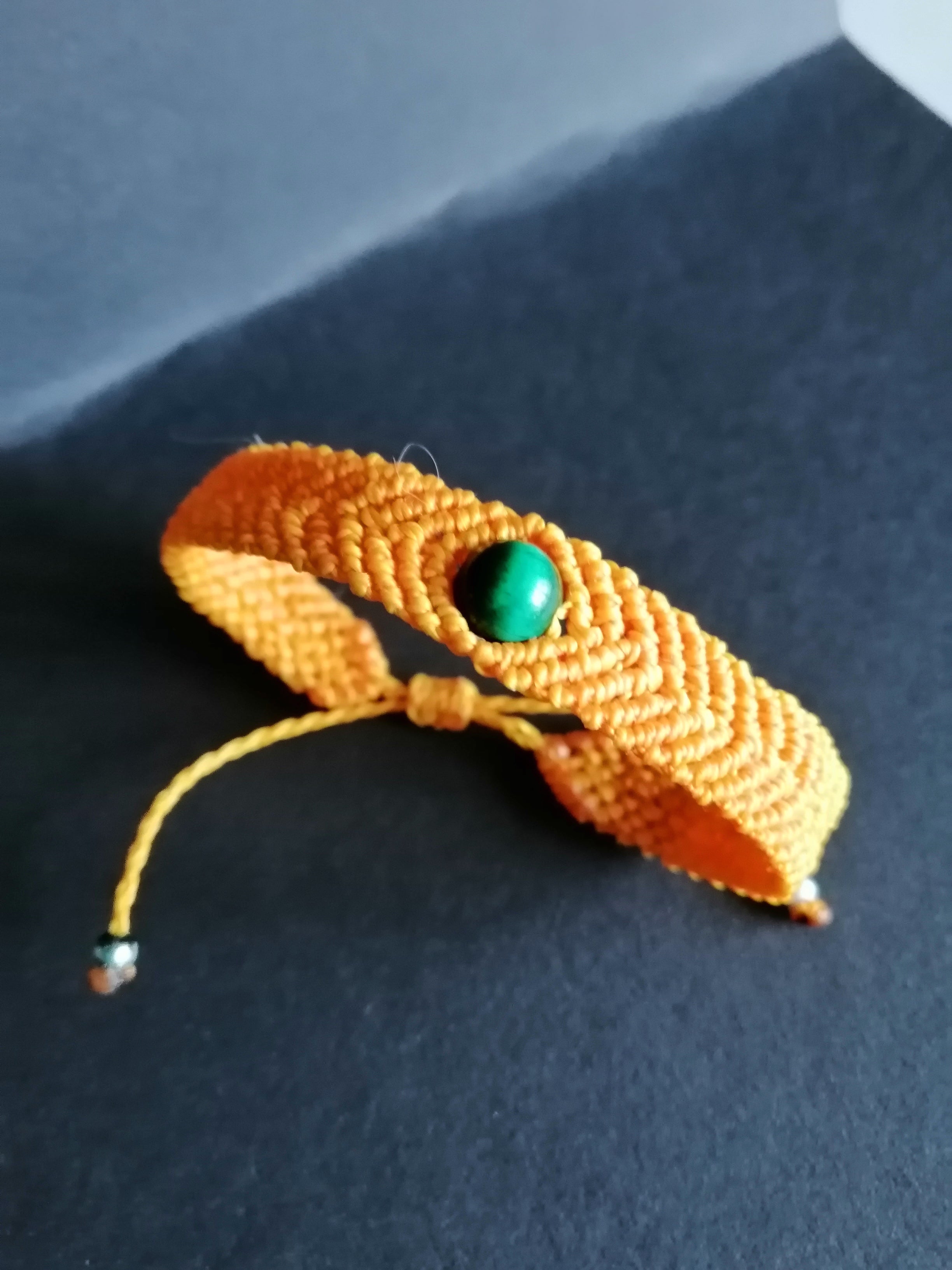 bracelet tissé a la main en micro macramé de couleur mandarine avec une perle en malachite.