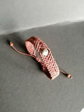 bracelet tissé a la main en micro macramé de couleur chocolat avec une perle en yooperlite.