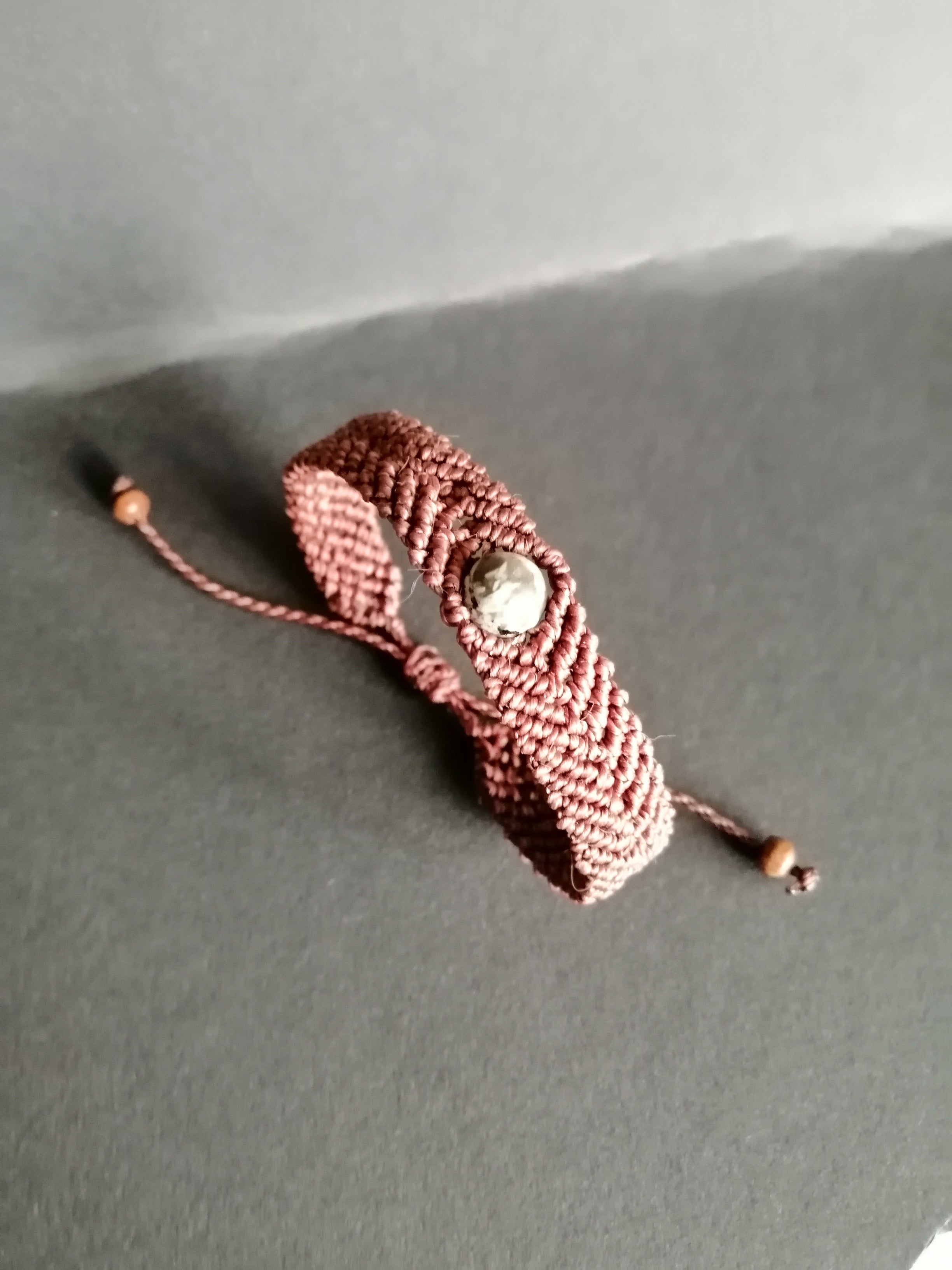 bracelet tissé a la main en micro macramé de couleur chocolat avec une perle en yooperlite.