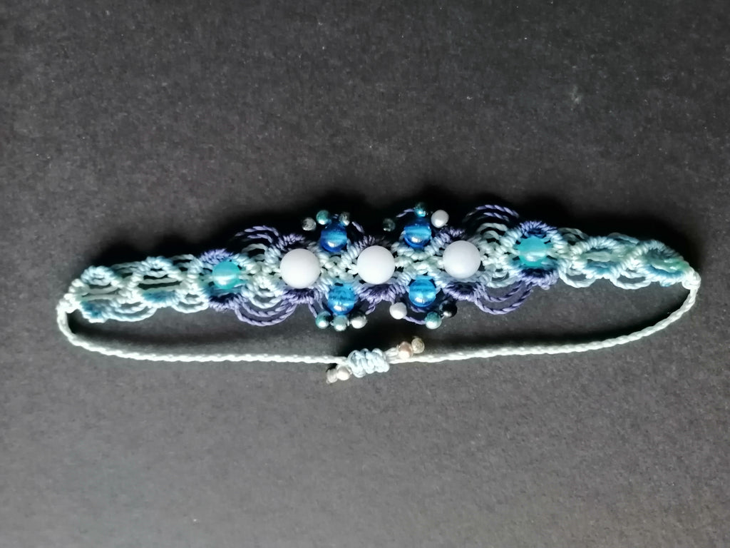 bracelet tissé a la main en micro macramé , avec des perles fluorescente et des perles en aigue marine.