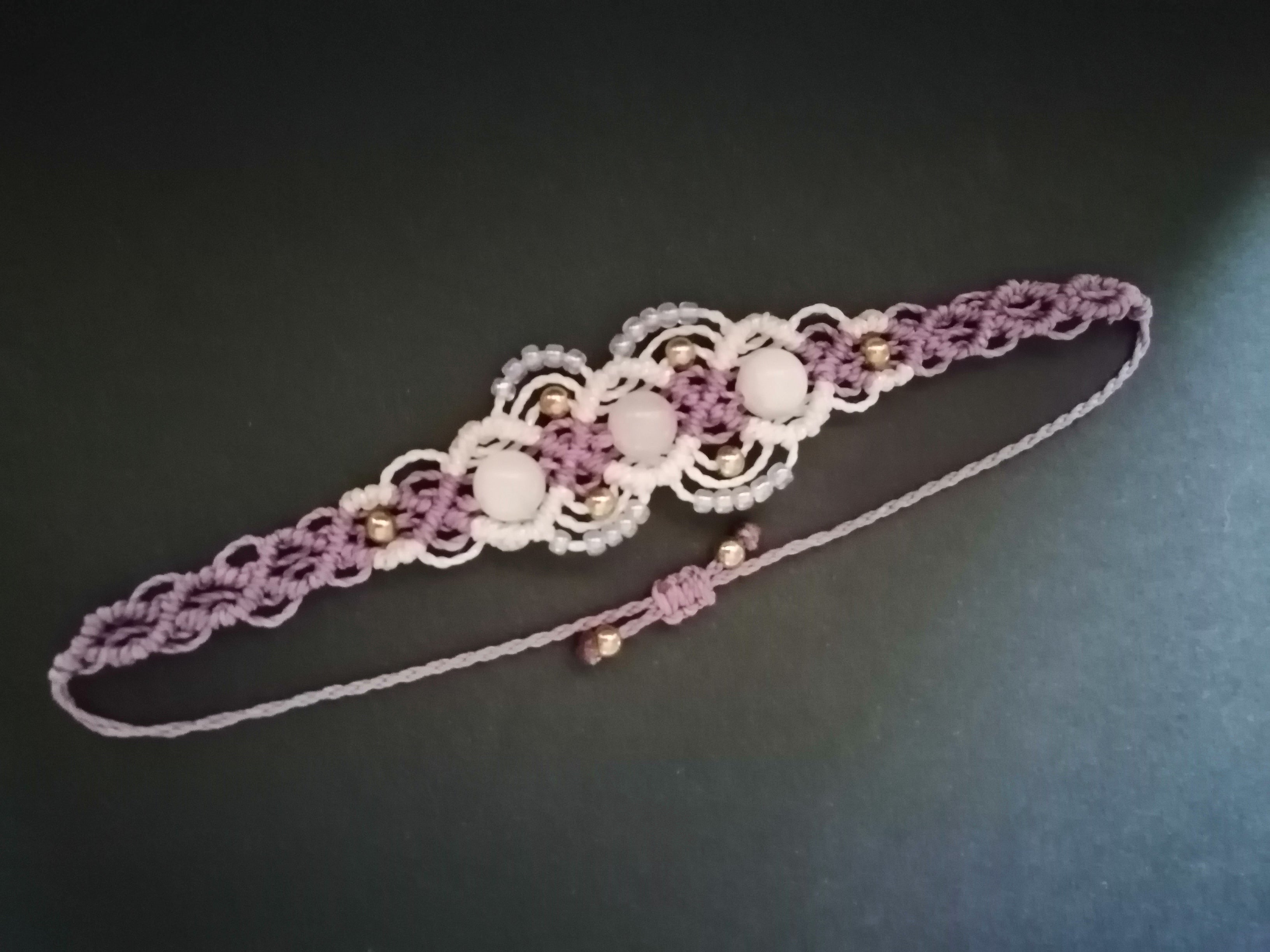 bracelet tissé a la main en micro macramé de couleur mauve et rose avec 3 perles en quartz rose.