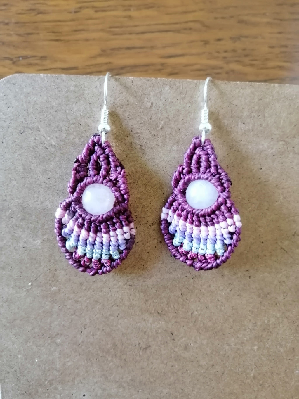 boucle d'oreille tissé à la main en micro macramé de couleur prune avec une perle de 8mm en quartz rose