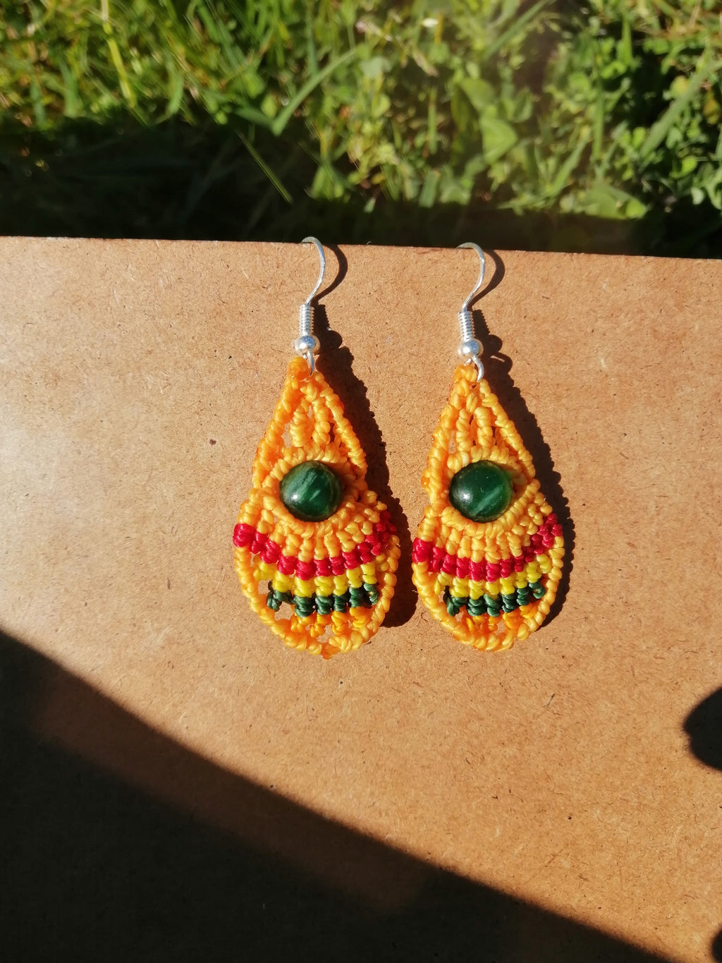 boucle d'oreille tissé à la main en micro macramé de couleur mandarine avec une perle de 8mm d'émeraude