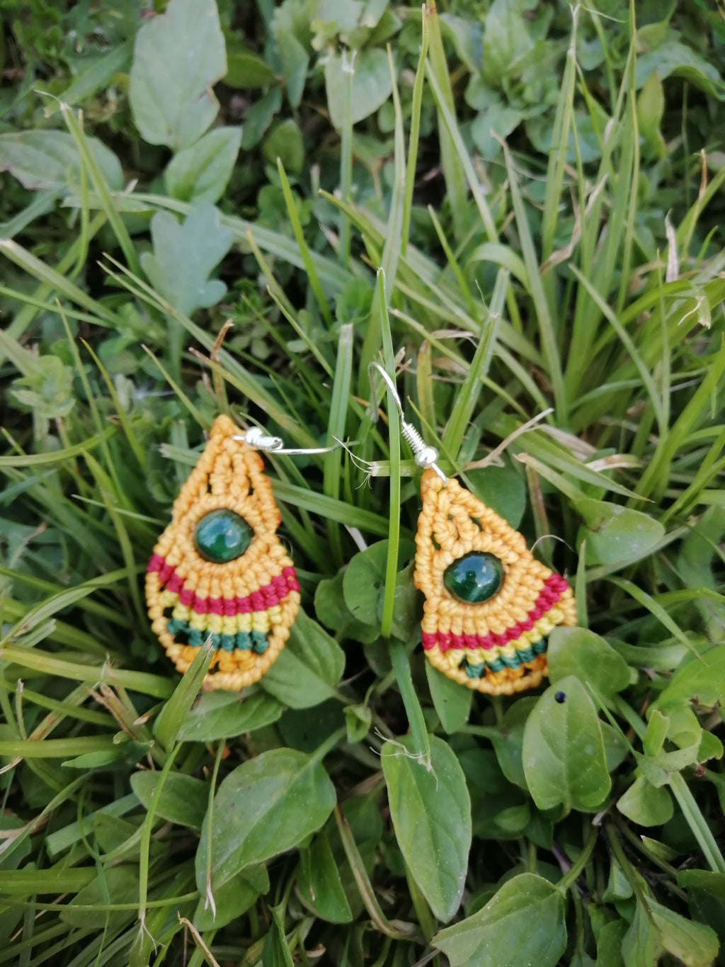boucle d'oreille tissé à la main en micro macramé de couleur mandarine avec une perle de 8mm d'émeraude