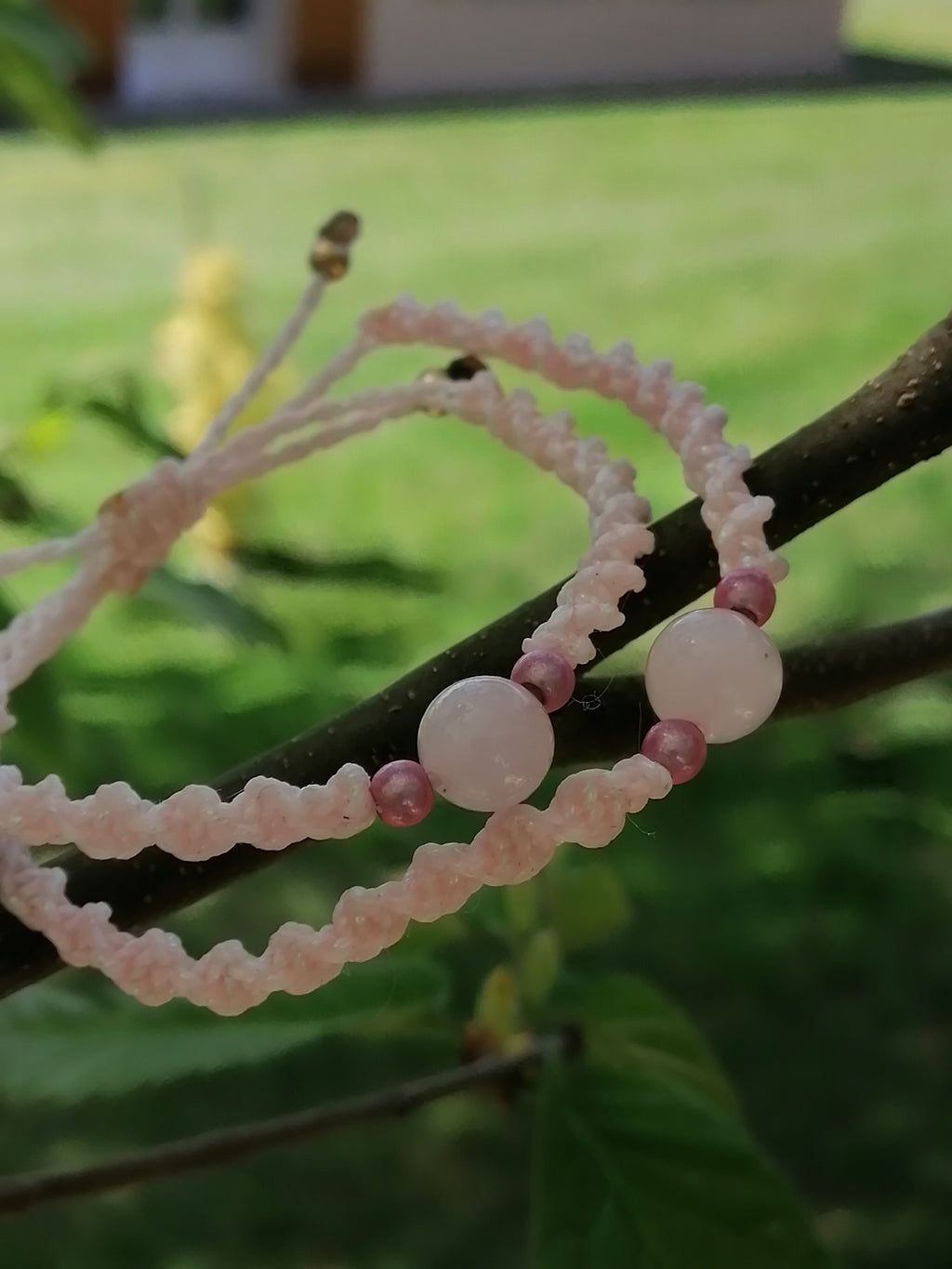 bracelet mère fille tissé à la main en micro macramé de couleur flammant rose iridescent avec une perle en quartz rose de 8mm