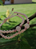 bracelet mère fille tissé à la main en micro macramé de couleur flammant rose iridescent avec une perle en quartz rose de 8mm
