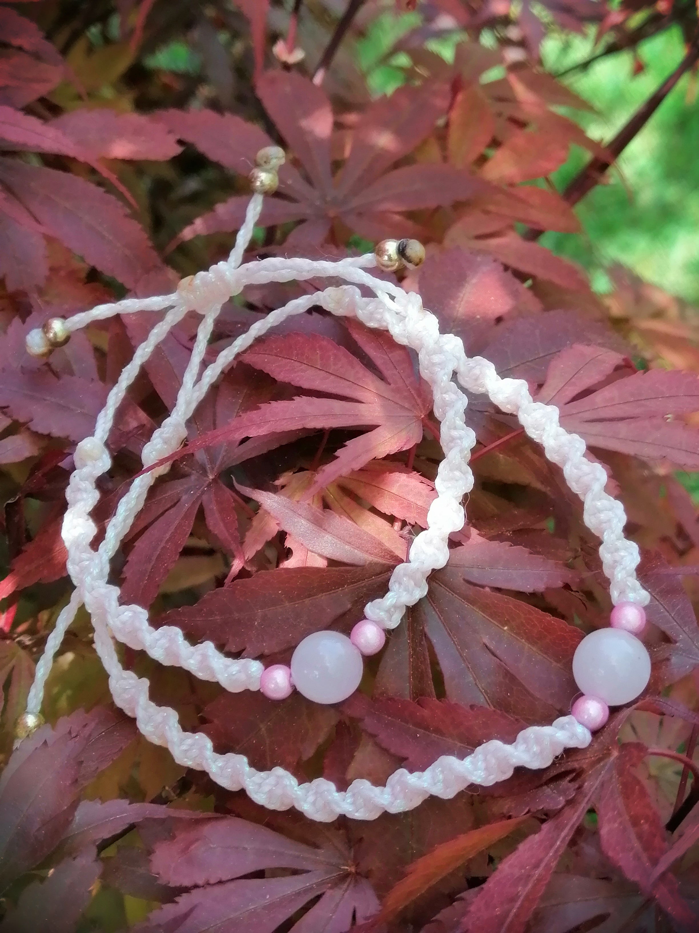 bracelet mère fille tissé à la main en micro macramé de couleur flamant rose iridescent avec une perle en quartz rose de 8mm