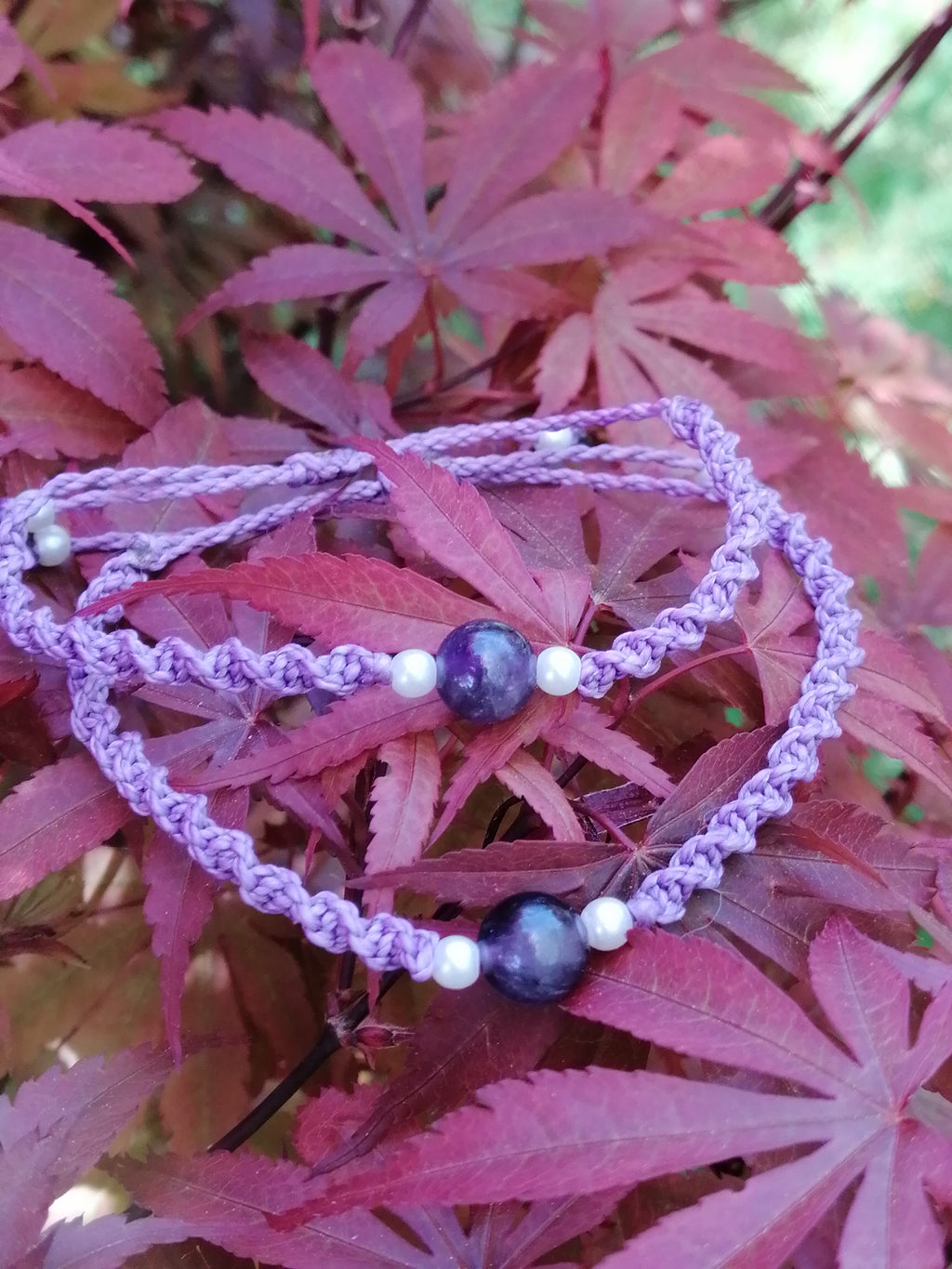 bracelet mère fille tissé à la main en micro macramé de couleur mauve avec une perle d'améthyste de 8mm