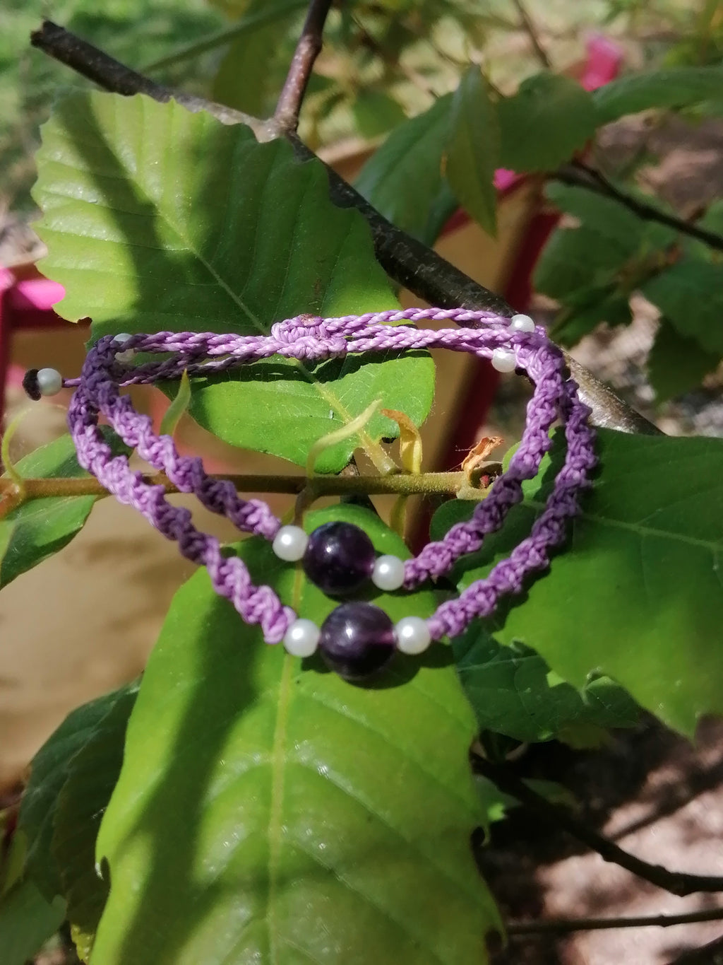 bracelet mère fille tissé à la main en micro macramé de couleur mauve avec une perle en améthyste de 8mm