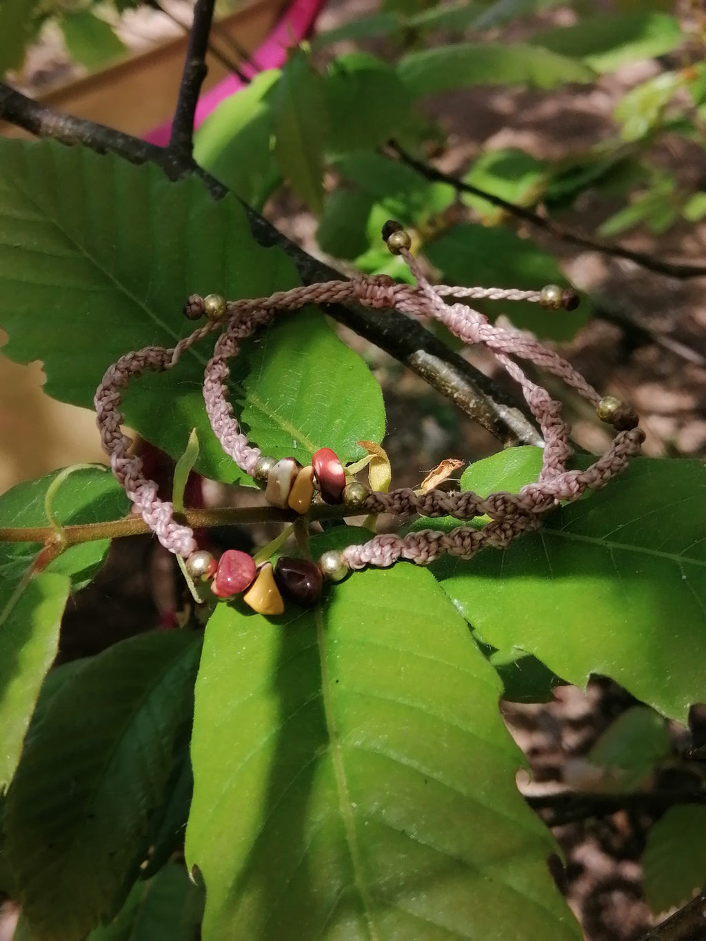 bracelet adulte enfant tissé à la main en miro macramé de couleur taupe avec 3 chips en mokaite